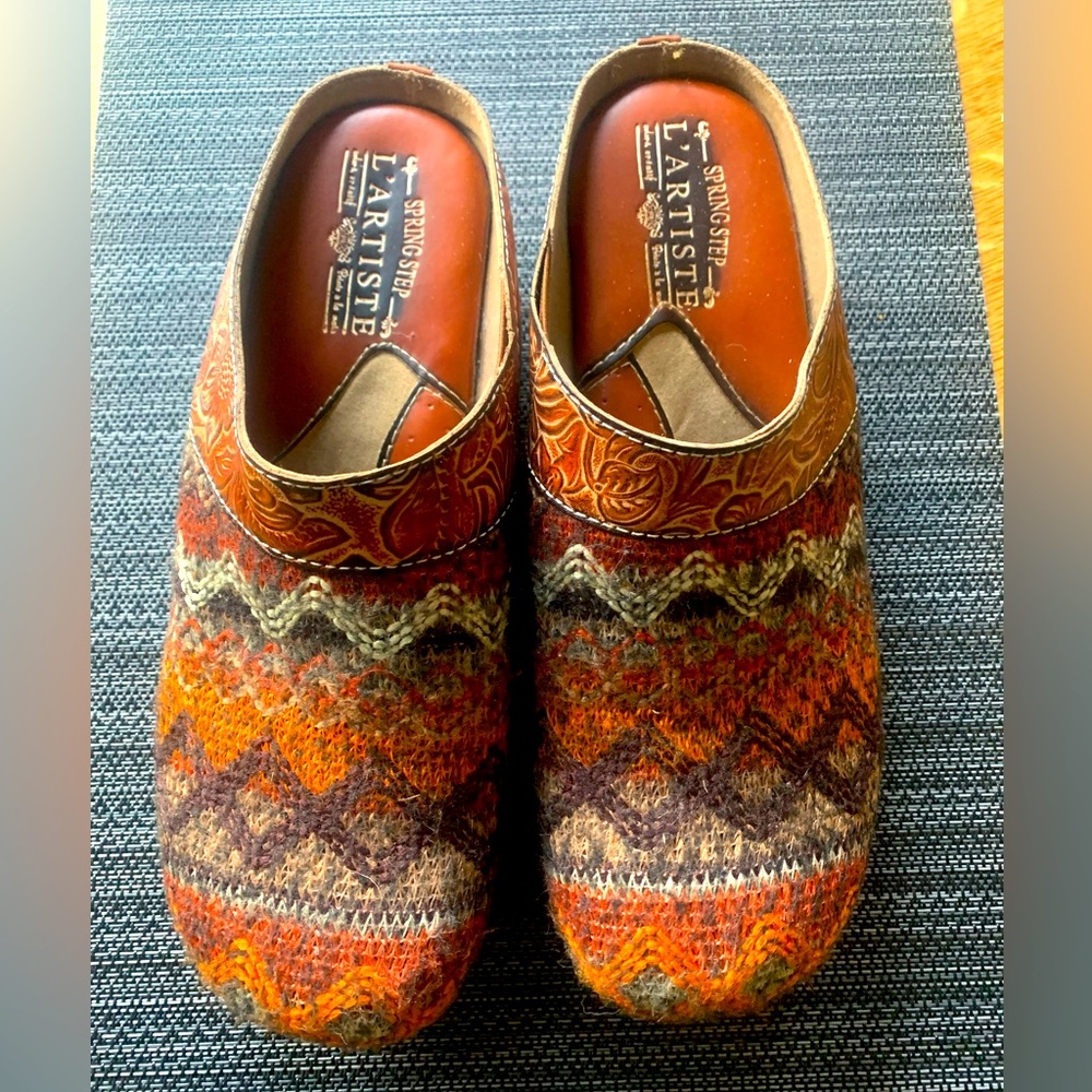 Vibrant Spring Step L’Artiste Clogs